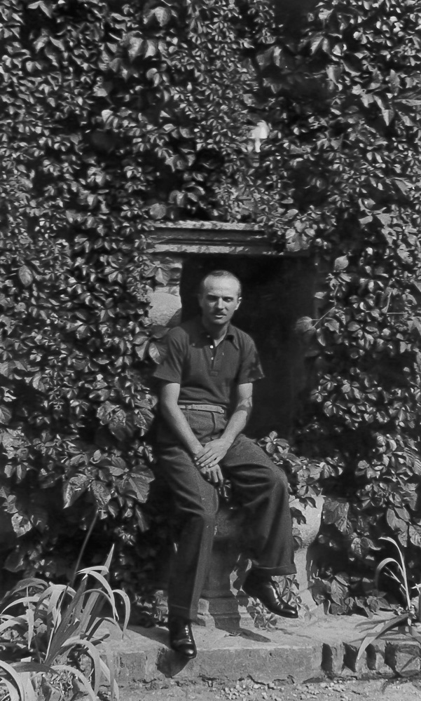 Renzo Bongiovanni Radice nel parco della villa di campagna a Brusuglio, anni ‘40