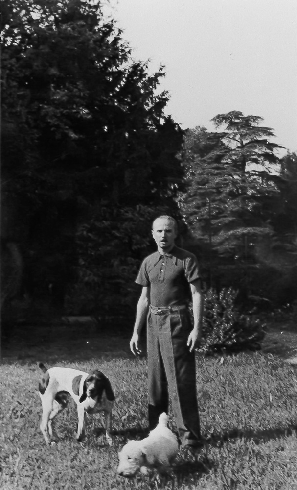 Renzo Bongiovanni Radice con i suoi cani nel parco della villa di campagna a Brusuglio, anni ‘40